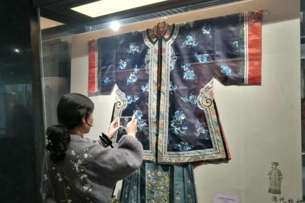 黄耀明